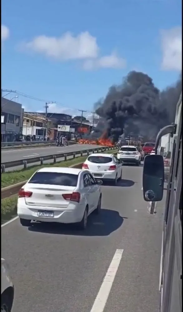 Moradores fecham BA-099 em protesto contra derrubada de casas em Vila de Abrantes