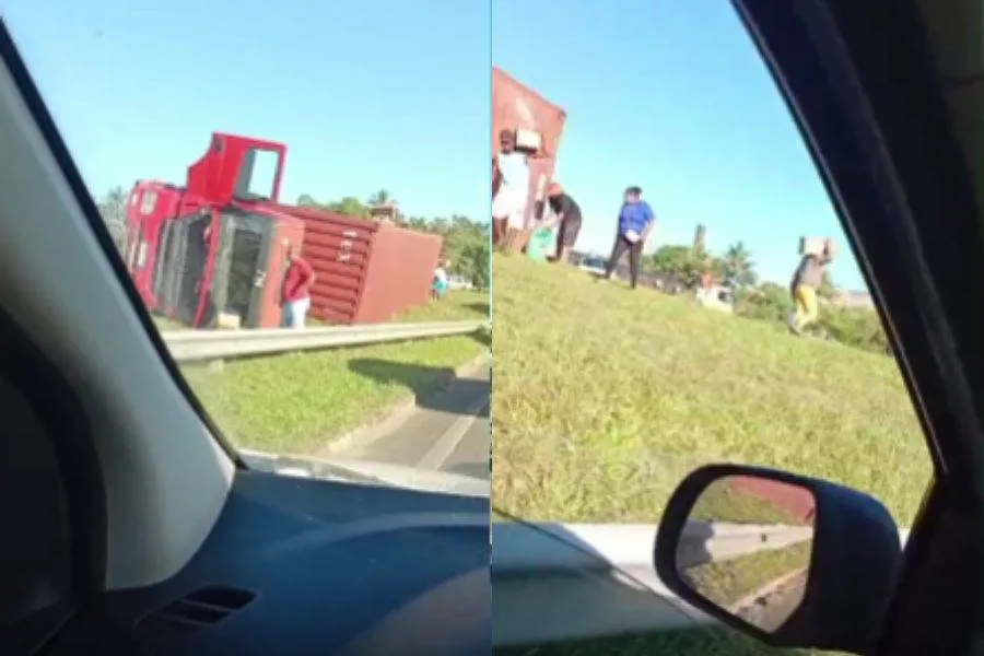 Caminhão tomba e carga é saqueada em Dias d’Ávila