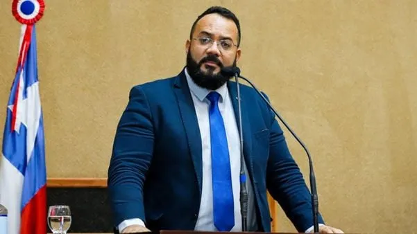 Deputado pede suspensão de edital que envia estudantes baianos para cursar Medicina em Cuba