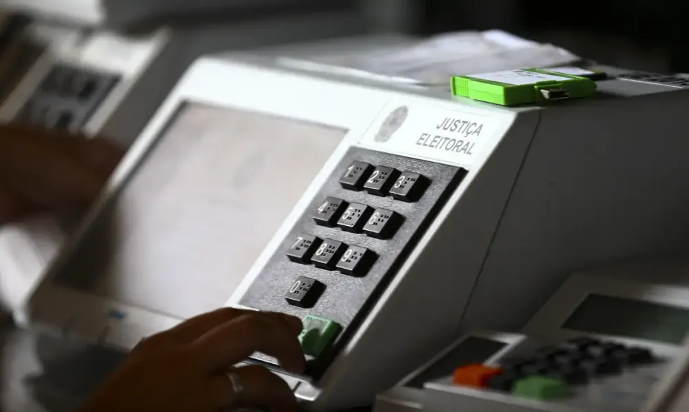 Emenda aprovada pela Câmara impede presos provisórios de votar