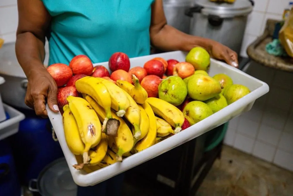 Prefeitura distribui alimentos a famílias atingidas pelas chuvas em Lauro de Freitas 