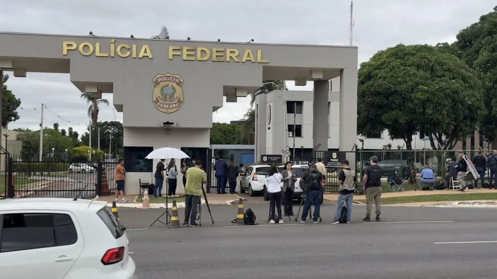 Defesa de Bolsonaro pede autorização para visita de Michelle e filhos 