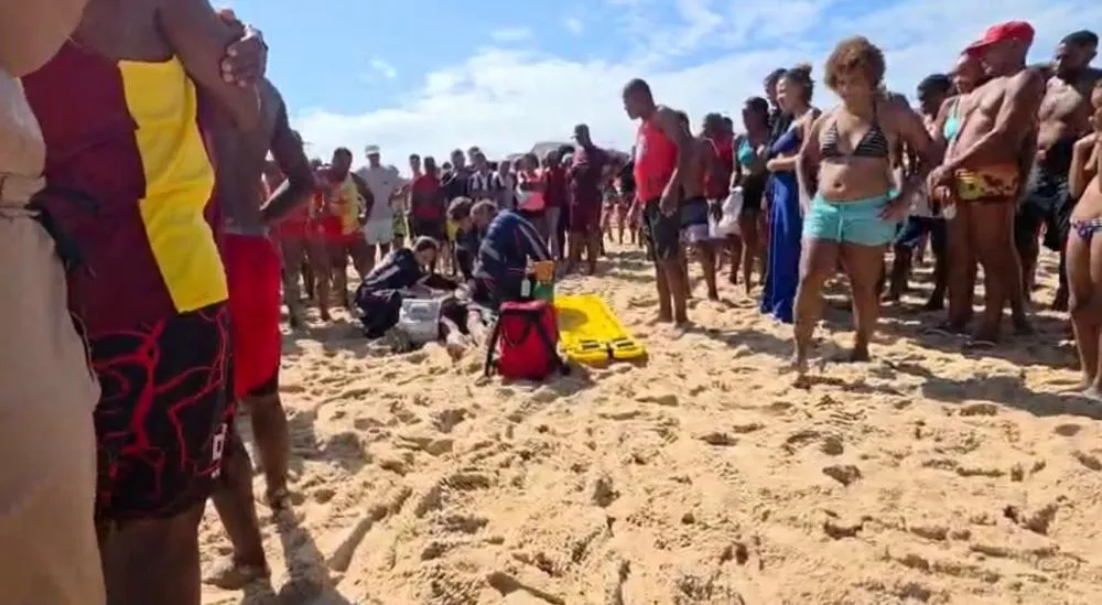 Homem morre afogado na praia de Arembepe em Camaçari 