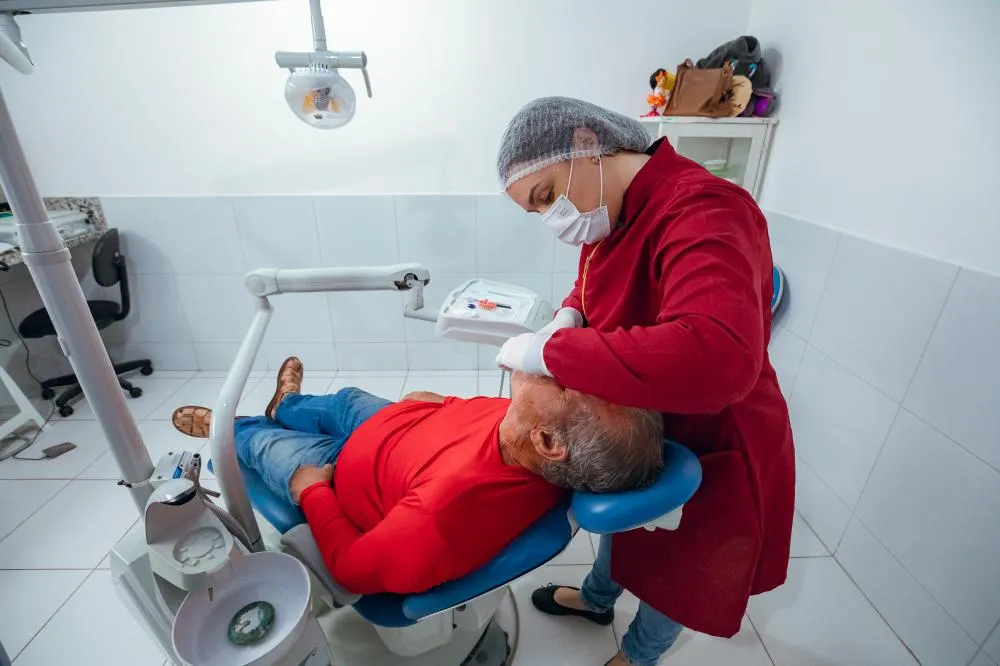 Prefeitura entrega próteses dentárias e devolve autoestima a moradores de Lauro de Freitas