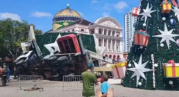 Trabalhador morre após guindaste tombar durante montagem de árvore de Natal
