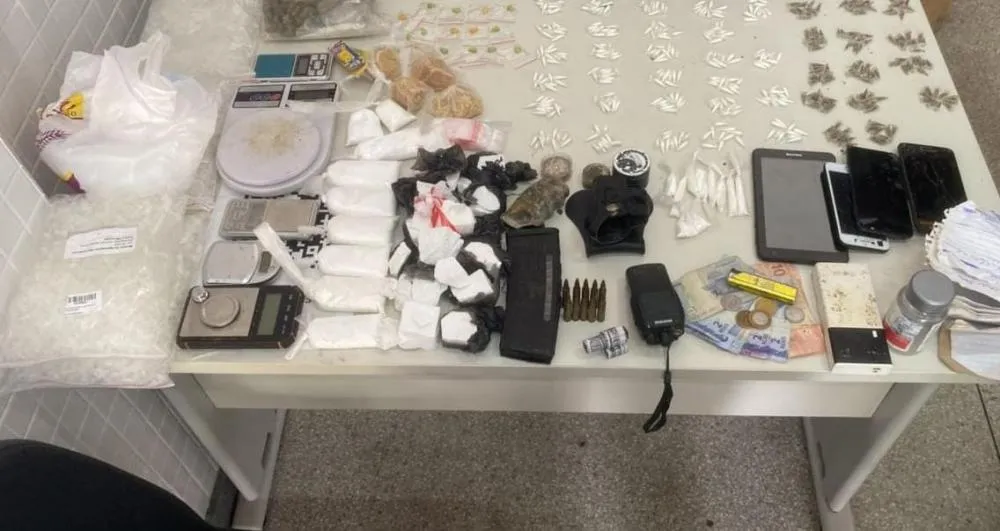 Polícia Militar apreende drogas e prende homens suspeitos de tráfico
