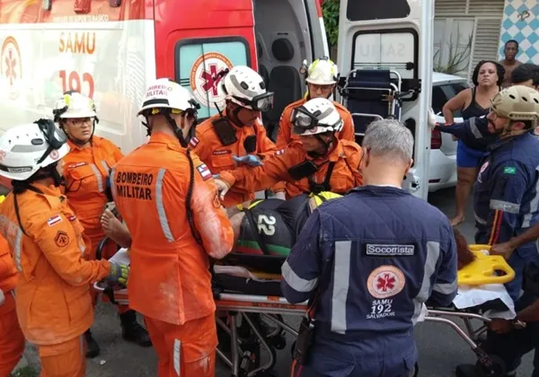 Mulher é resgatada após desabamento de imóvel na Ribeira