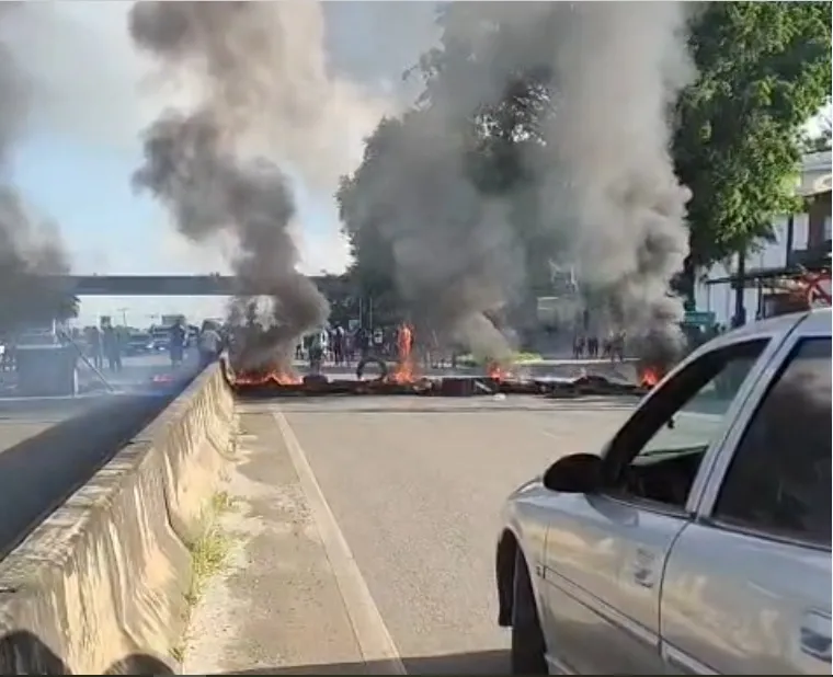 Moradores protestam na BA-093 após morte de jovem eletrocutado em quadra de esportes