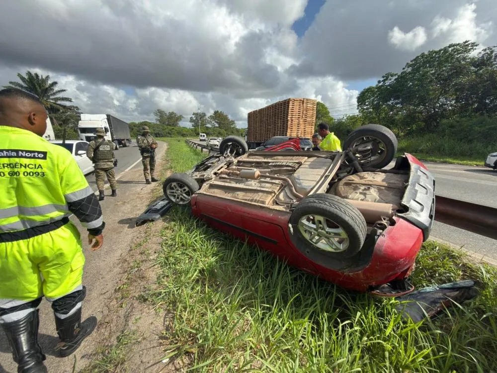 Motorista capota carro e desaparece após acidente na região do Polo, em Camaçari
