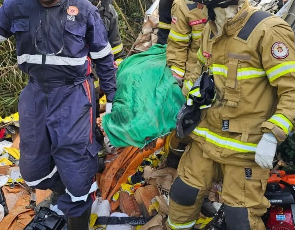 Bombeiros de Alagoinhas resgatam motorista preso às ferragens após colisão entre carretas na BA-093