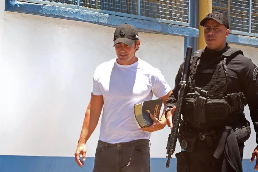 Dono do Banco Master, Daniel Vorcaro deixa prisão com tornozeleira eletrônica após decisão da Justiça