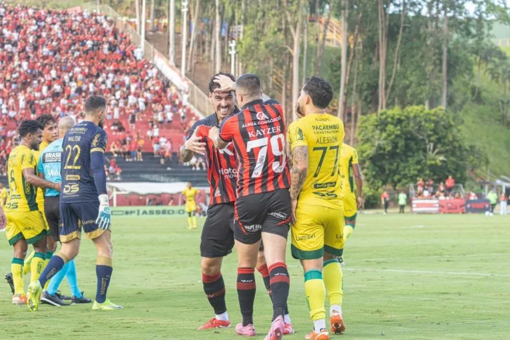 Vitória vence o Mirassol, respira fora da zona e conta com show de Thiago Couto no Barradão