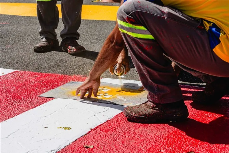 Faixa de pedestres recebe nova pintura com patinhas em respeito aos animais