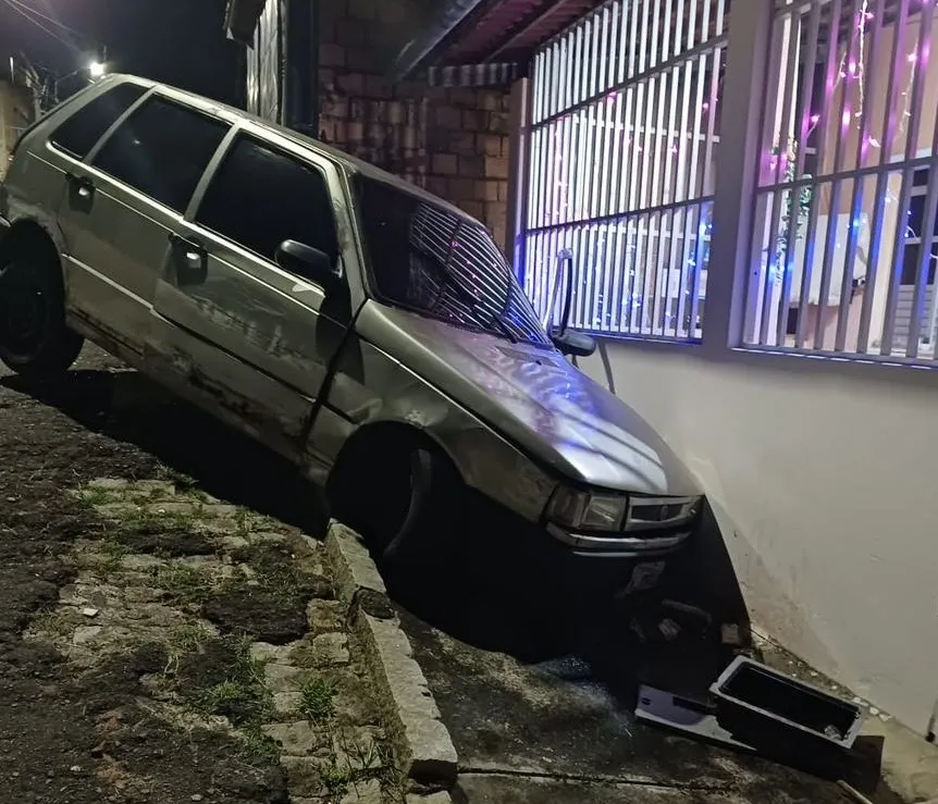 Homem perde controle de carro e atinge muro de residência no Centro após sair de festa