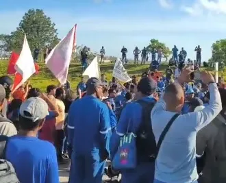 Operários protestam por melhores condições de trabalho na obra da BYD