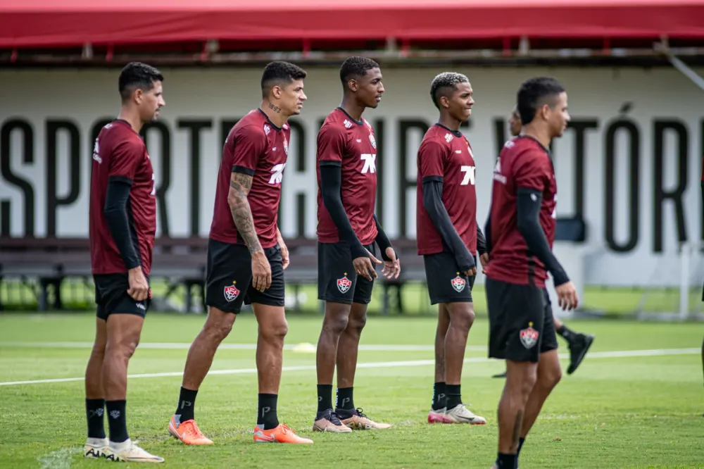 Vitória finaliza preparação para enfrentar o Bragantino com desfalque na zaga