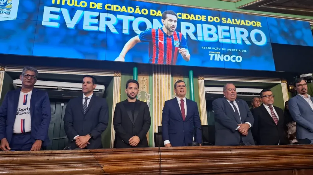 Everton Ribeiro recebe título de Cidadão Soteropolitano