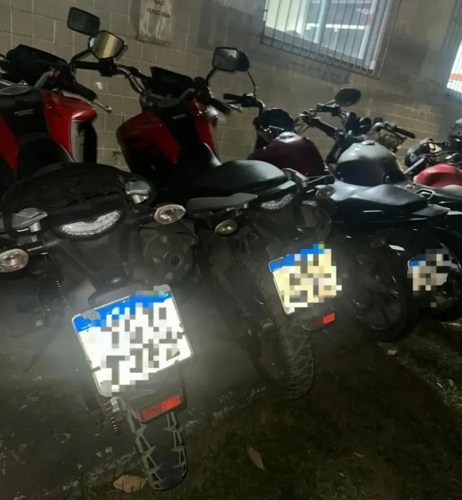 PM recupera motos roubadas que estavam sendo preparadas para clonagem em área de mata