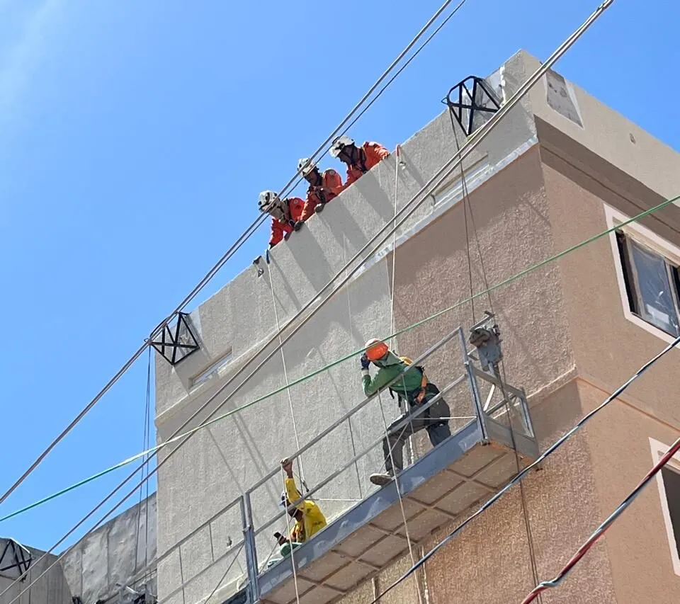 Bombeiros resgatam trabalhadores suspensos a 12 metros após rompimento de cabo em Abrantes