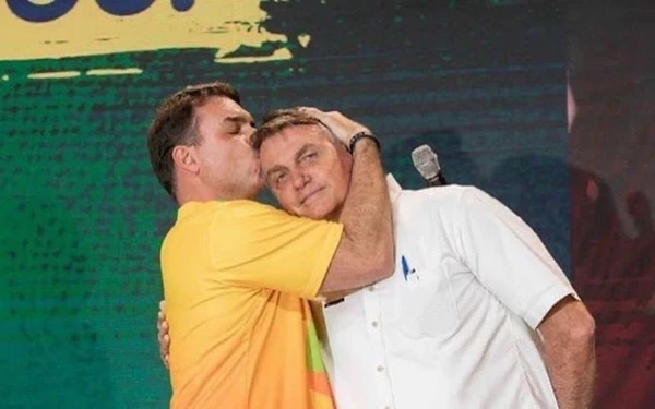 Flávio Bolsonaro diz que foi escolhido por Jair Bolsonaro para disputar a Presidência