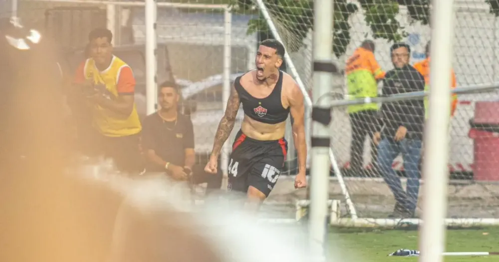 Vitória vence o São Paulo no Barradão e assegura permanência na Série A