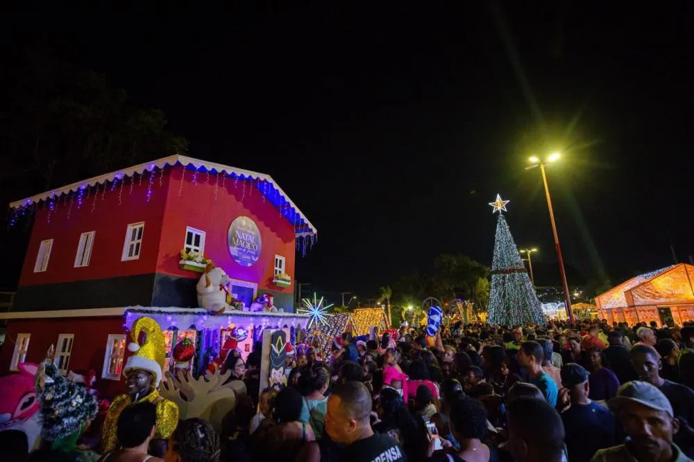 Multidão lota a Praça da Matriz na abertura do Natal Mágico