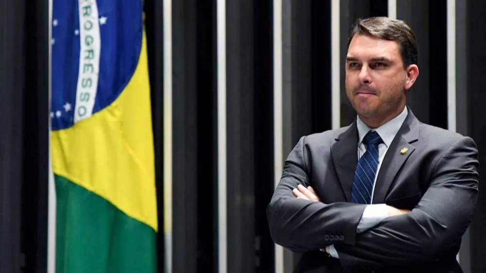 Flávio diz que não retira pré-candidatura sem Bolsonaro livre e nas urnas