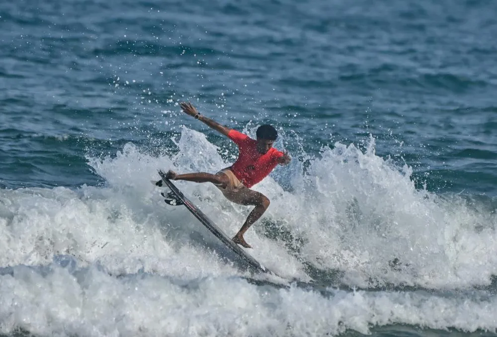 Fabrício Bulhões domina a Praia do Forte e vence a abertura do Triple Crown Surf 2025