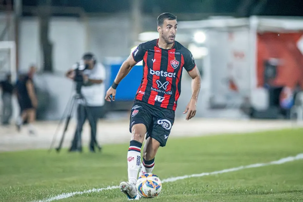 Titular do Vitória confirma saída: “É uma decisão de vida”