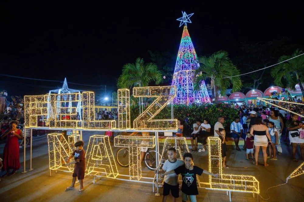 Praça do Caranguejo ganha iluminação especial e inaugura temporada natalina em Itinga