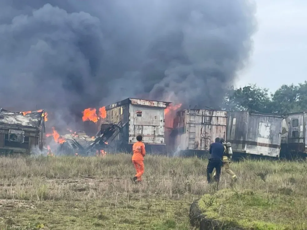 Bombeiros controlam incêndio em área industrial de Pojuca