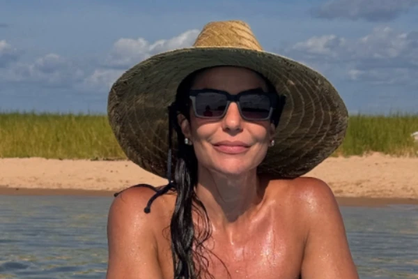 Após fim do casamento, Ivete Sangalo retorna a Juazeiro e posa de biquíni