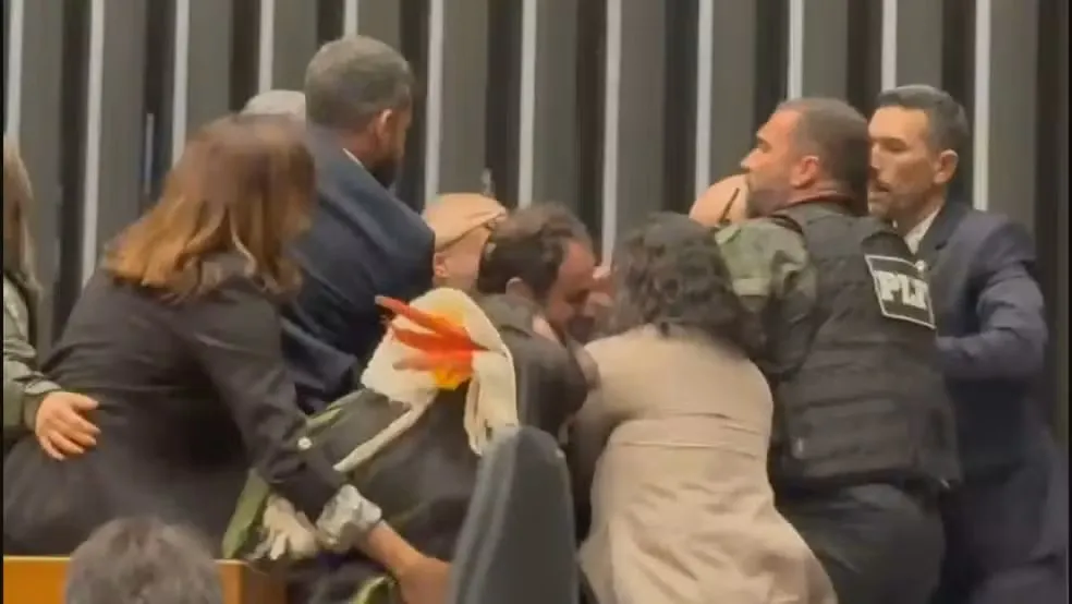 Glauber Braga ocupa cadeira do presidente da Câmara e é retirado à força por policiais