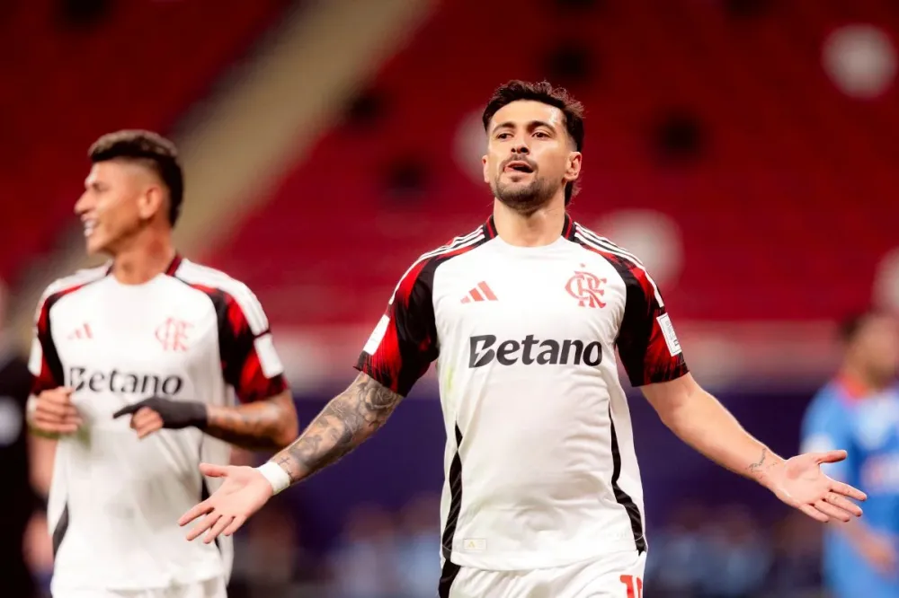 Flamengo vence o Cruz Azul por 2 a 1 com dois gols de Arrascaeta e avança no Mundial