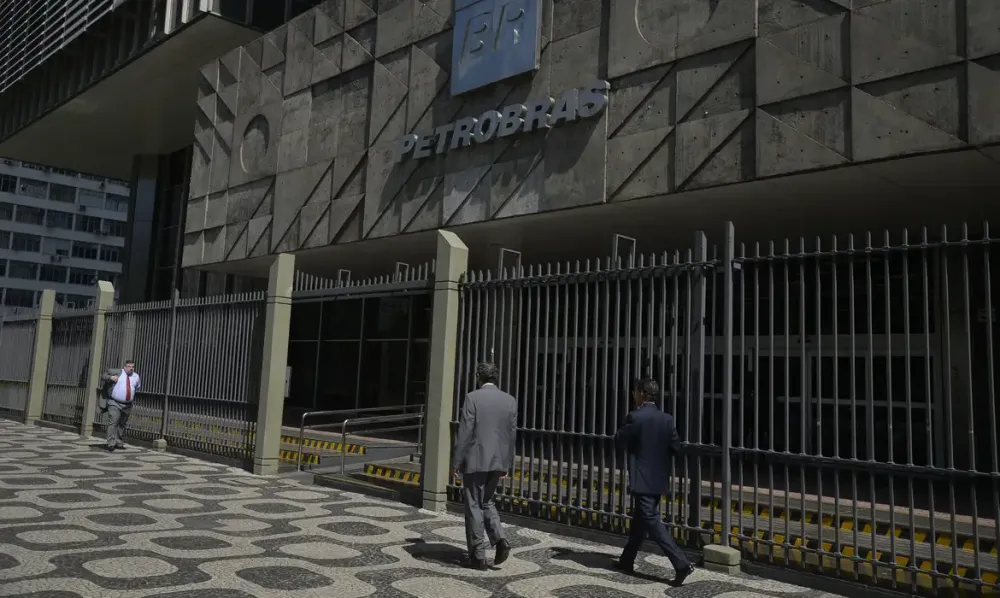 Trabalhadores da Petrobras anunciam greve a partir de segunda (15)