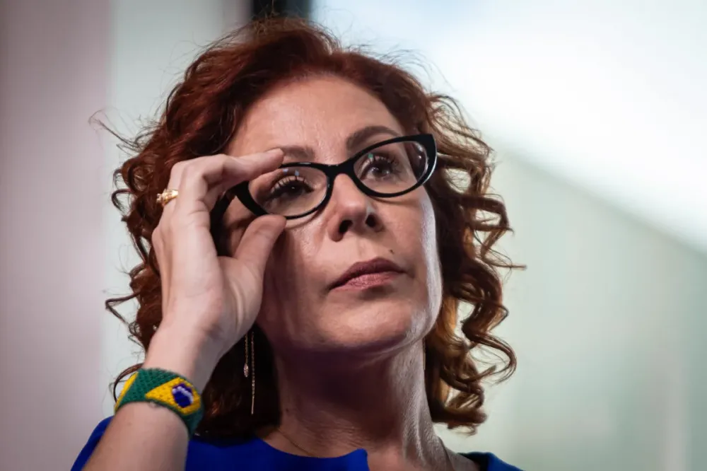 Moraes determina perda do mandato de Carla Zambelli