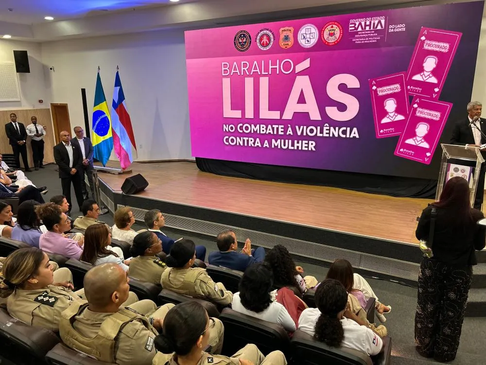 Governo da Bahia lança Baralho Lilás com 16 foragidos por crimes contra mulheres