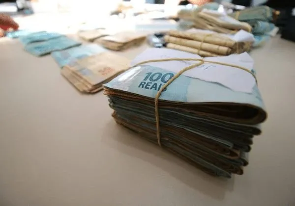 Líder de facção com ligação com organização paulista é preso com R$ 100 mil em Lauro de Freitas