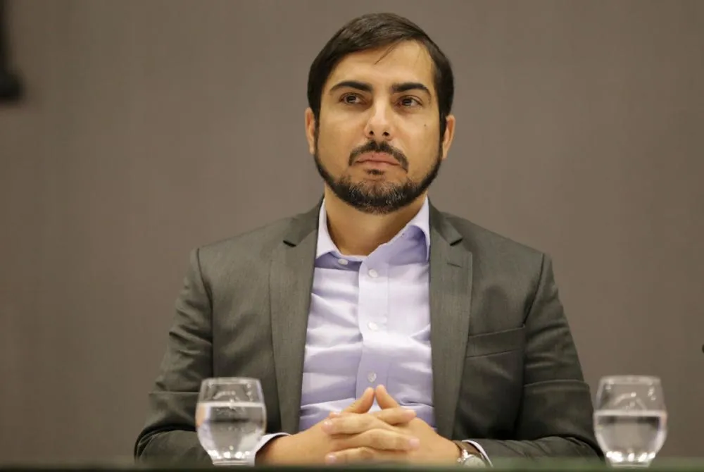 Preso por agredir mulher, ex-deputado Marcell Moraes paga fiança de R$ 30 mil e é liberado em Salvador