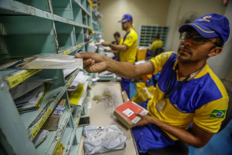 Correios pagará 13º aos funcionários, afirma ministro das Comunicações. Veja vídeo 