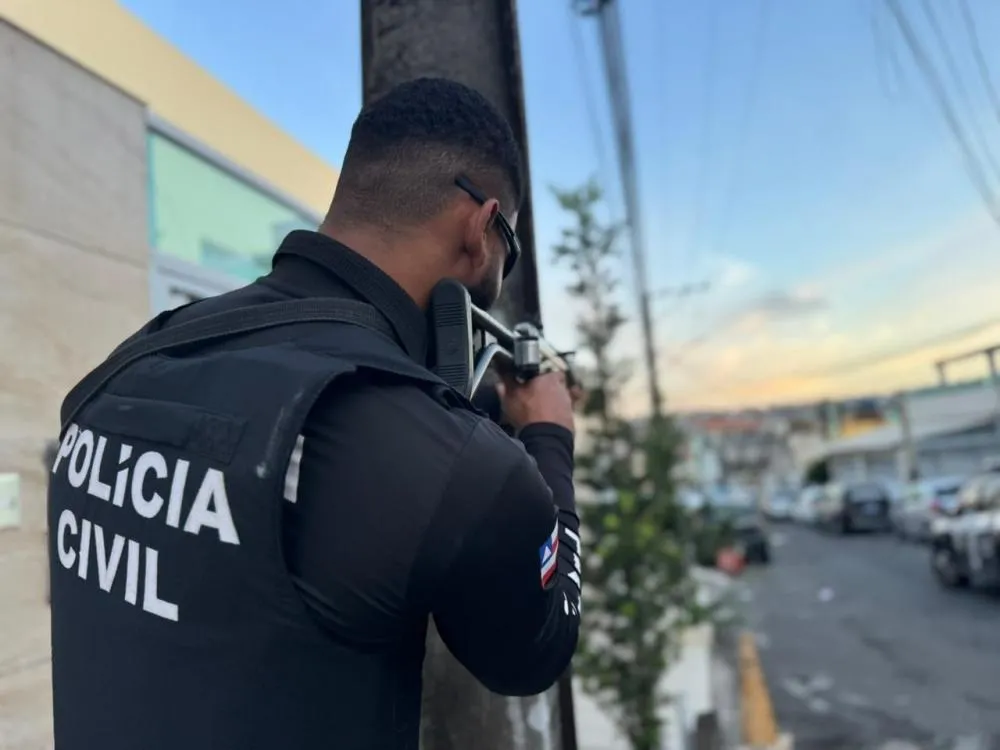 Mulher é presa por tráfico de drogas em ação da Polícia Civil em Lauro de Freitas