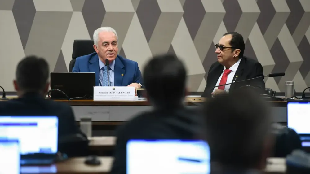 CCJ do Senado aprova projeto que reduz pena de Bolsonaro