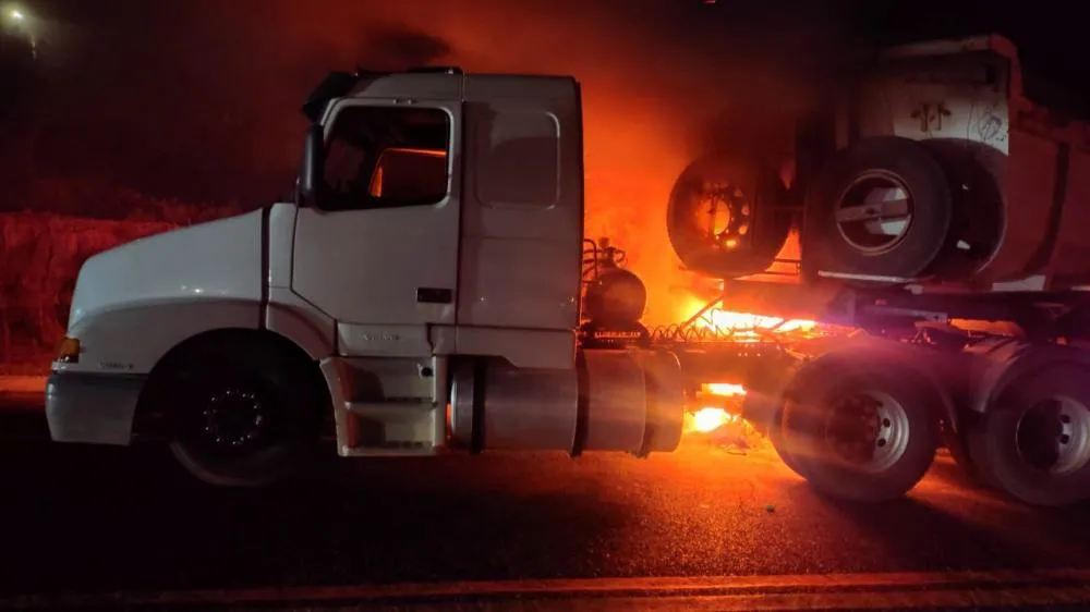 Caminhão pega fogo após pneu estourar na BA-099, próximo a Imbassaí