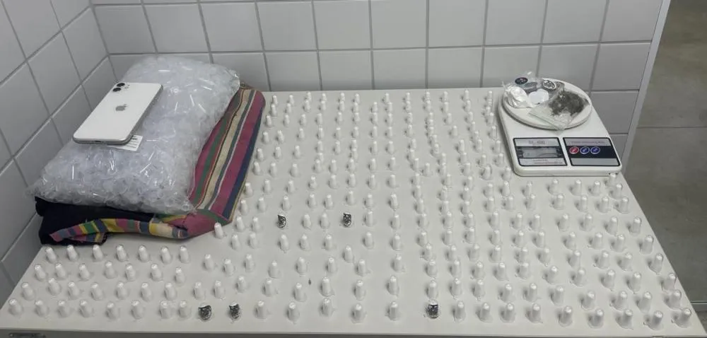 PM prende casal com arma de fogo e drogas no Jardim Limoeiro