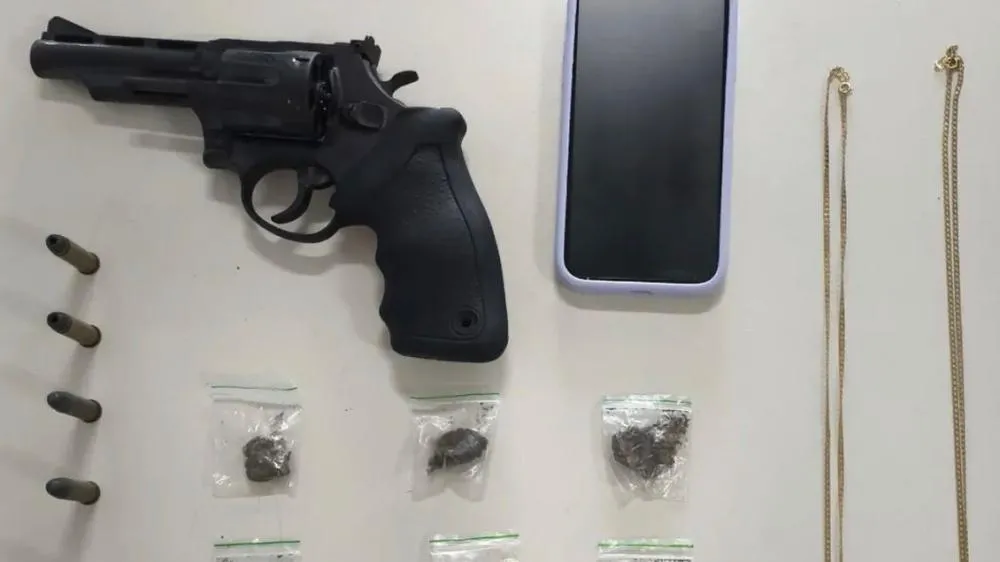 Homem é preso em flagrante por tráfico de drogas e porte ilegal de arma de fogo em Dias d’Ávila