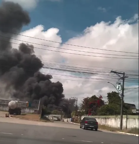 Incêndio de grandes proporções atinge área do Polo Plástico 