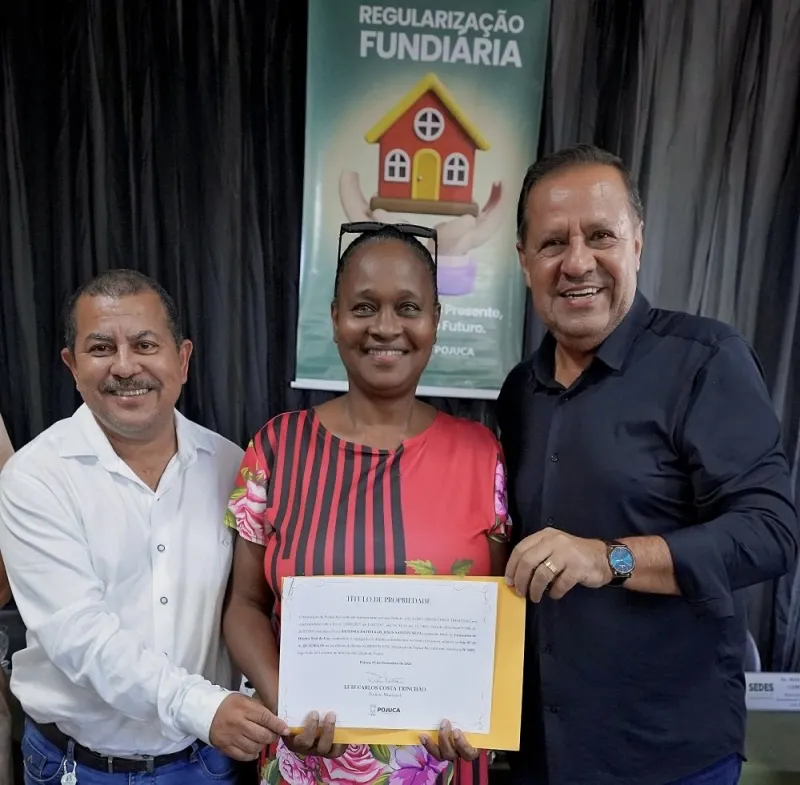 Moradores do bairro Alfredo Leite recebem títulos de regularização fundiária
