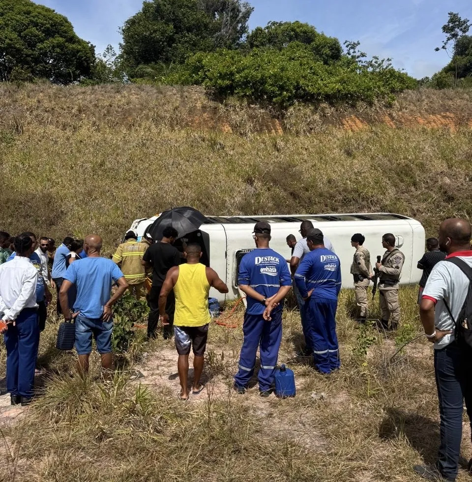 Colisão entre micro-ônibus deixa motorista gravemente ferido na BA-099; helicóptero é acionado 