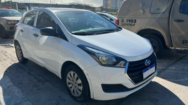 Três homens são presos com carro clonado na Avenida Paralela
