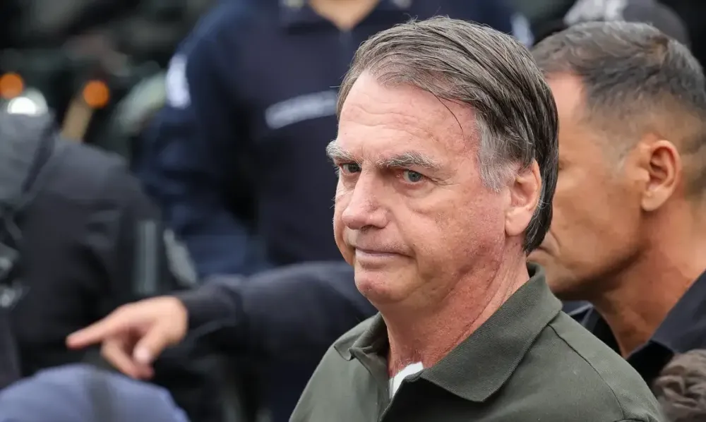Bolsonaro deixa prisão pela 1ª vez para realizar cirurgia